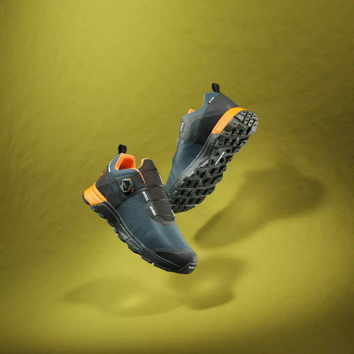 Solid Gear 16004 Bound GTX Low BLU ORG Navy Orange Hero1 Square #colour_navy-orange