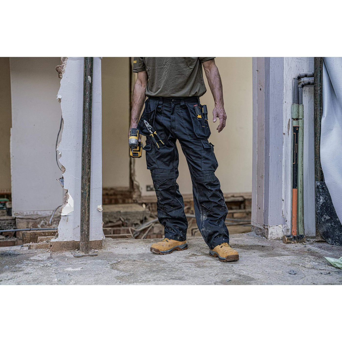 DeWalt Pro Tradesman Black Knee Pad Holster Trousers Black Model 2 #colour_black